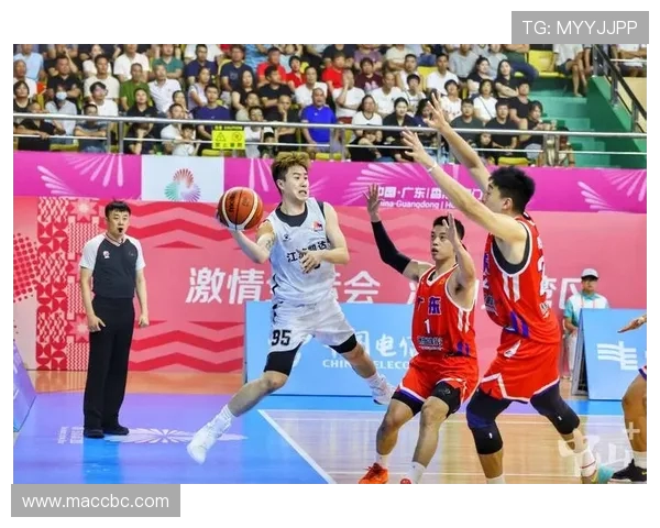 南京同曦主场迎战广东宏远两队实力碰撞上演精彩篮球对决