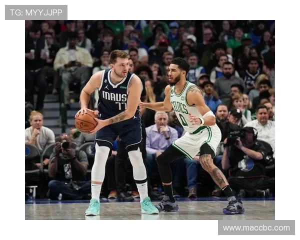 独行侠与凯尔特人激战正酣 双方实力对决展现精彩攻防较量