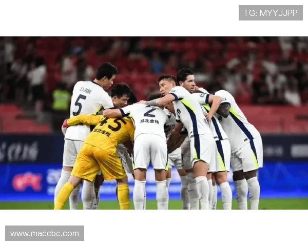 上海海港主场鏖战武汉三镇巅峰对决引爆中超争冠激情时刻 上海海港主场鏖战武汉三镇巅峰对决引爆中超争冠激情时刻