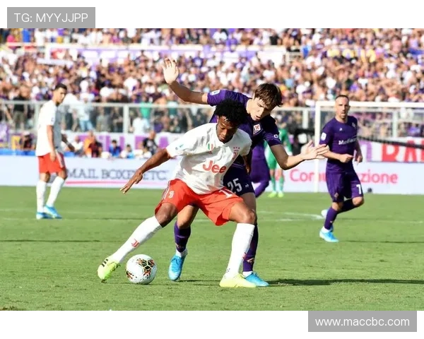 尤文图斯与佛罗伦萨激战正酣 展现意甲豪门对决精彩瞬间