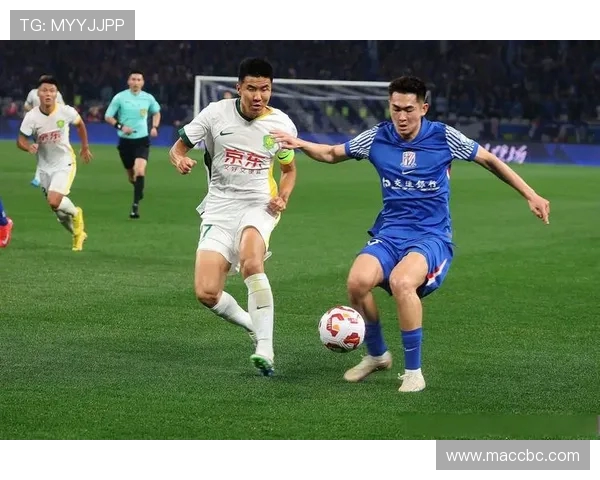 北京国安与上海申花激战正酣 双方争夺中超联赛关键三分